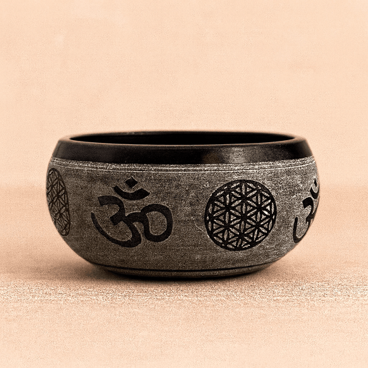🕉️ Earth Powder Klangschale – „Om Five Buddha“ – 16 cm - Barbarella’s - Sinneszeit