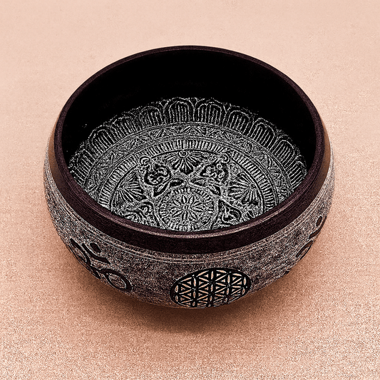 🕉️ Earth Powder Klangschale – „Om Five Buddha“ – 16 cm - Barbarella’s - Sinneszeit