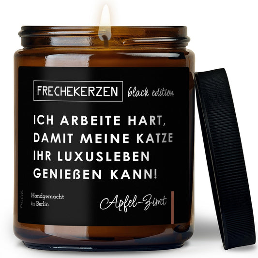 🕯️Frechekerze „Ich arbeite hart, damit meine katze ihr luxusleben genießen kann!“ - Barbarella’s - Sinneszeit